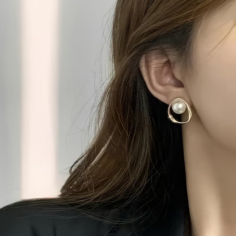 Elegant Gold and Pearl Earrings
